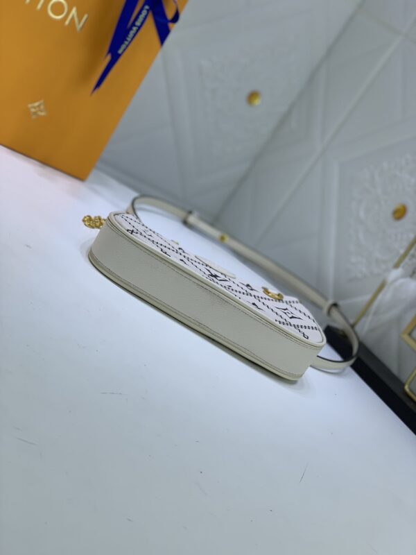 LOUIS VUITTON EASY POUCH ON STRAP WHITE 19CM M81137 - Image 8